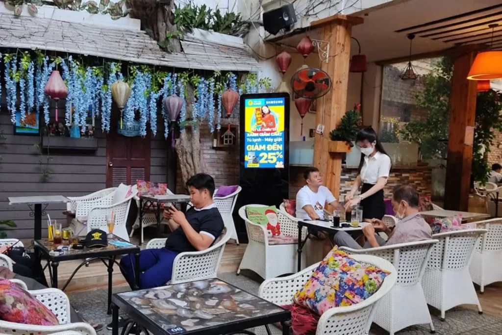 Quảng cáo ở các quán Coffee, nhà hàng,...